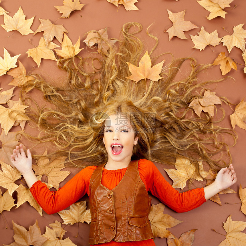秋秋秋秋秋天 小金发女孩 在干树叶童年女性季节背心叶子地面头发美丽快乐孩子图片