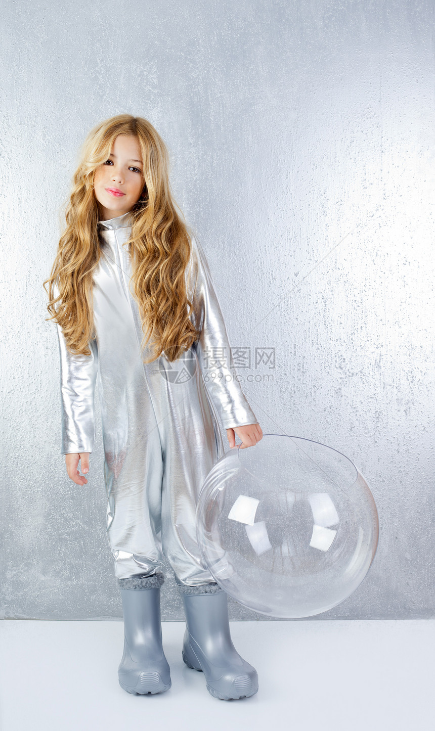 穿着银制服和玻璃头盔的宇航员女孩靴子卷曲金发戏服想像力套装勘探水晶头发衣服图片