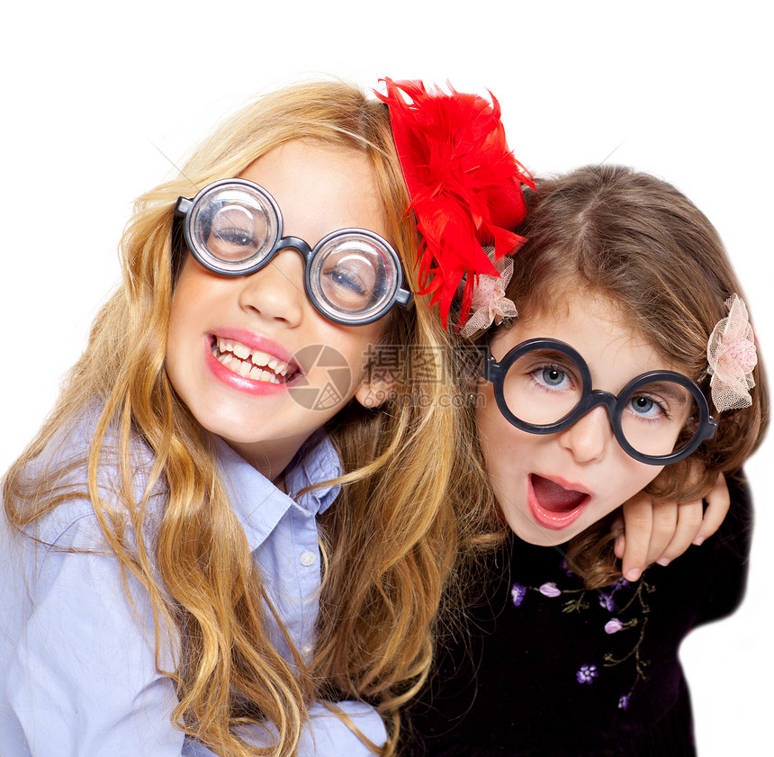 带有趣眼镜的书呆子女孩群体教育大学女性快乐瞳孔微笑朋友们学生眼睛女孩们图片