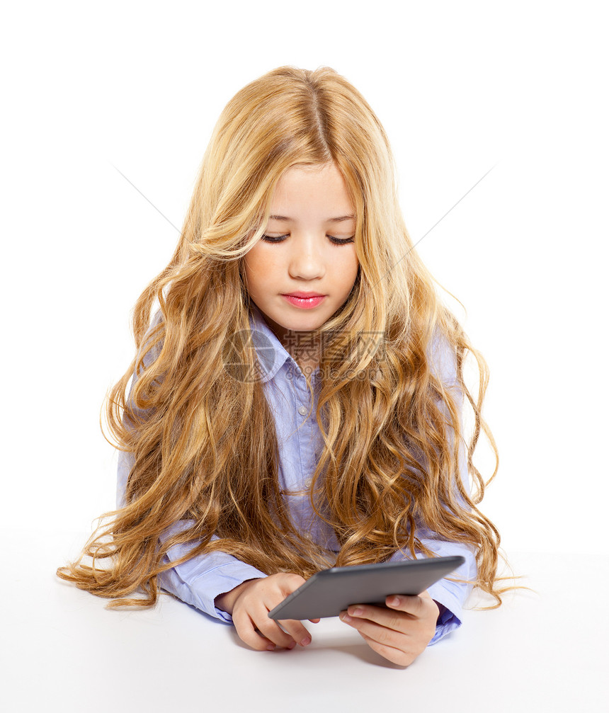 金发学生小孩 桌上有电子书平板电脑肖像女孩技术手势小学生桌子孩子头发软垫瞳孔女性图片