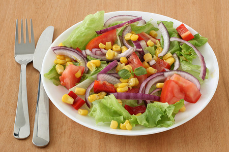 蔬菜沙拉白色饮食盘子玉米食物绿色胡椒洋葱午餐背景图片