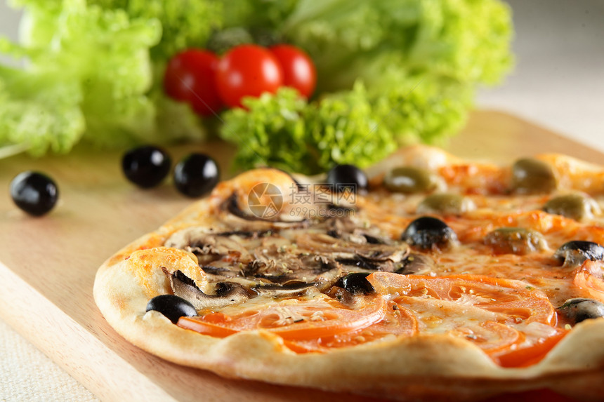 新鲜热热的比萨饼餐厅面团胡椒沙拉营养烤箱午餐蔬菜面包食物图片