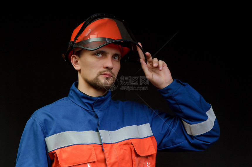 身穿制服和头盔的工人蓝色工作套装班级安全男人修理工黄色红色管道图片