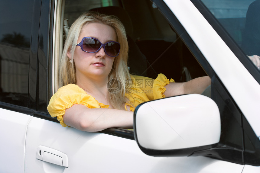 女性与汽车白色女士旅行女孩成年人司机运输旅游图片
