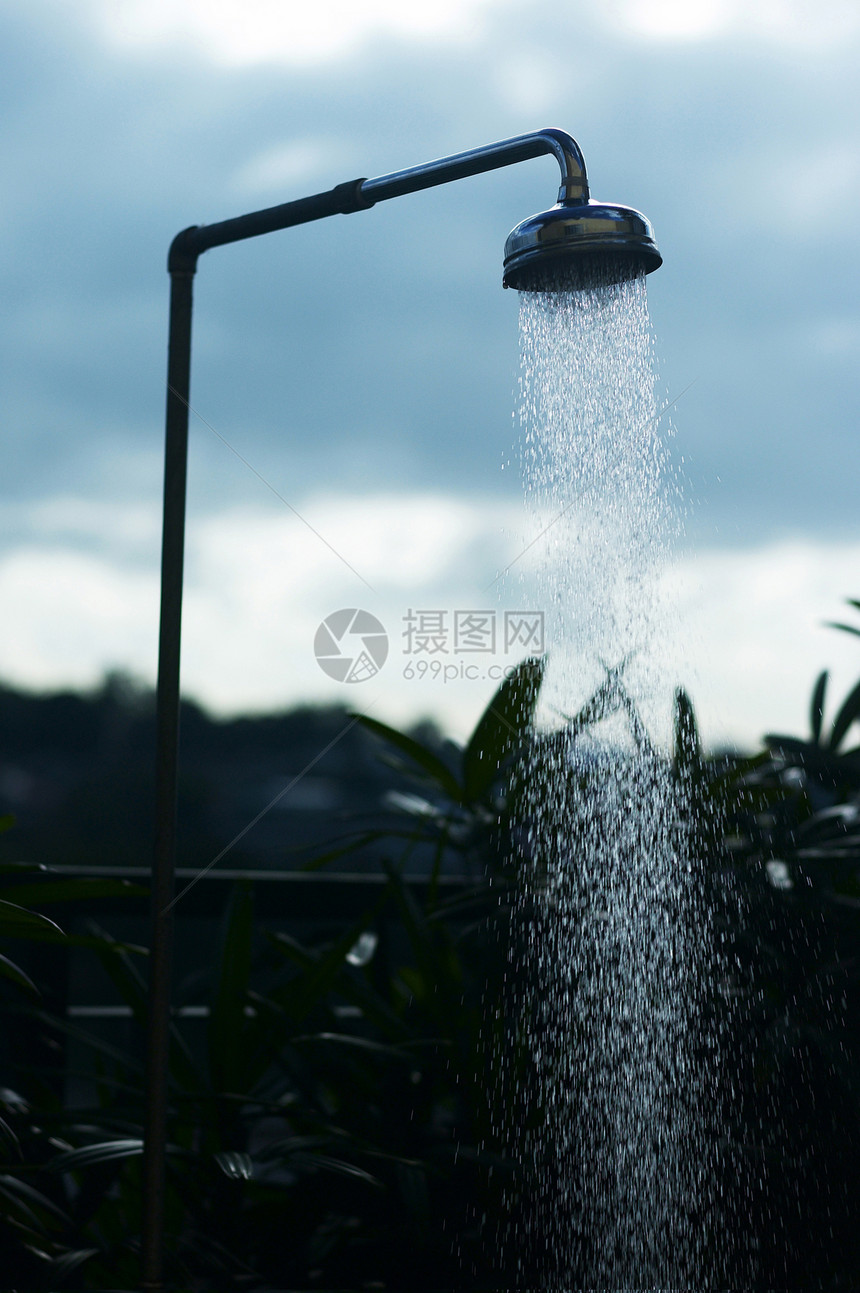 淋浴天空棕榈绿色蓝色花园水龙头卫生植物金属火花图片