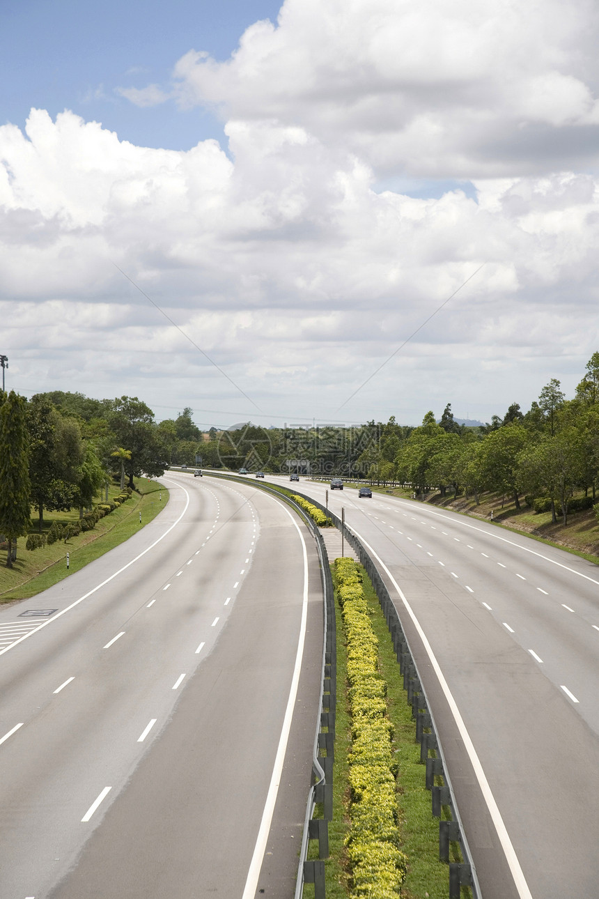 高速公路上的汽车天空道路虚线旅行运输交通驾驶路口车道速度图片
