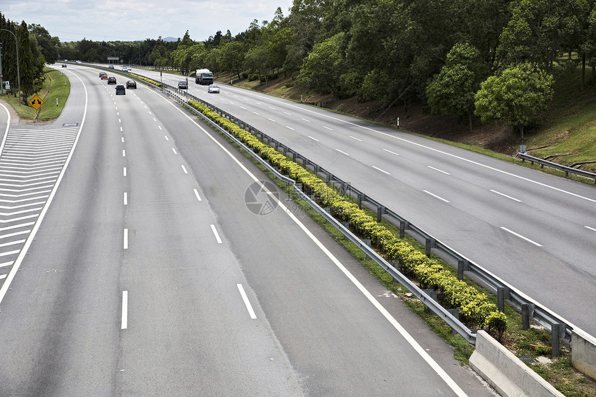 高速公路上的汽车道路标记驾驶司机运输方式交通路口旅行天空图片
