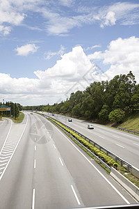 高速公路上的汽车虚线旅行标记交通运输道路速度驾驶天空车道背景图片