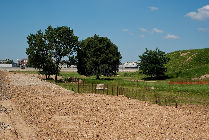 新住房用地树木绿色工地阳光地面蓝色生长水平植被天空图片