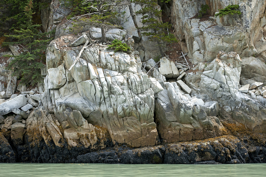 岩石在水边以美丽的颜色造出一堵石墙图片