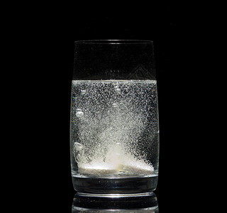 水杯中的阿司匹林药片黑色处方药品剂量液体止痛药治疗疾病疼痛解决方案背景图片