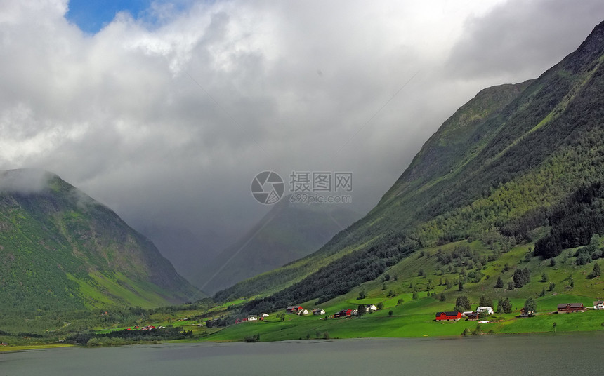 挪威北部山区地貌的山地蓝色悬崖高原石头岩石顶峰旅游农村地形游客图片