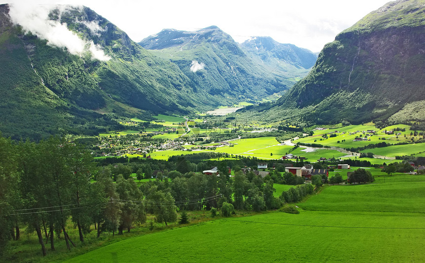 挪威北部山区地貌的山地岩石热情高原风景顶峰石头游客风险危险勇气图片