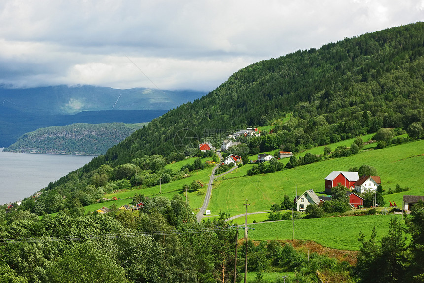 挪威北部山区地貌的山地边缘石头农村勇气热情游客地形高原悬崖旅游图片