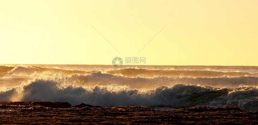 设定日光灯 碰撞波浪危险休息海浪运动海滩波峰日落冲浪海岸风暴图片