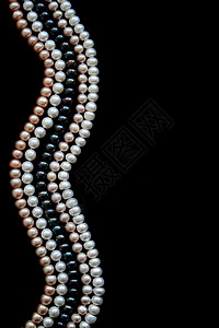 黑丝上的白色 黑色和粉红色珍珠首饰礼物丝绸天鹅绒展示奢华魅力光泽度宝藏手镯背景图片
