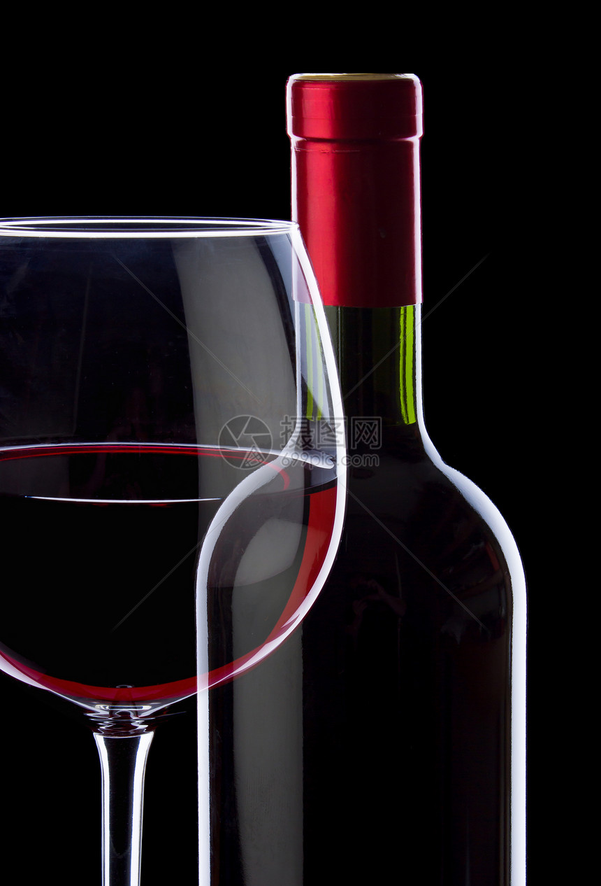 酒瓶和玻璃杯中的红酒图片