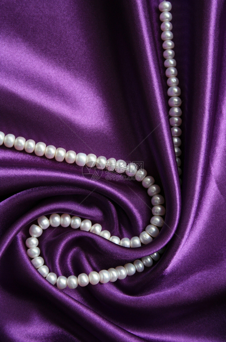 丝绸上的白珍珠展示白色项链珍珠珠宝魅力象牙礼物紫丁香细绳图片
