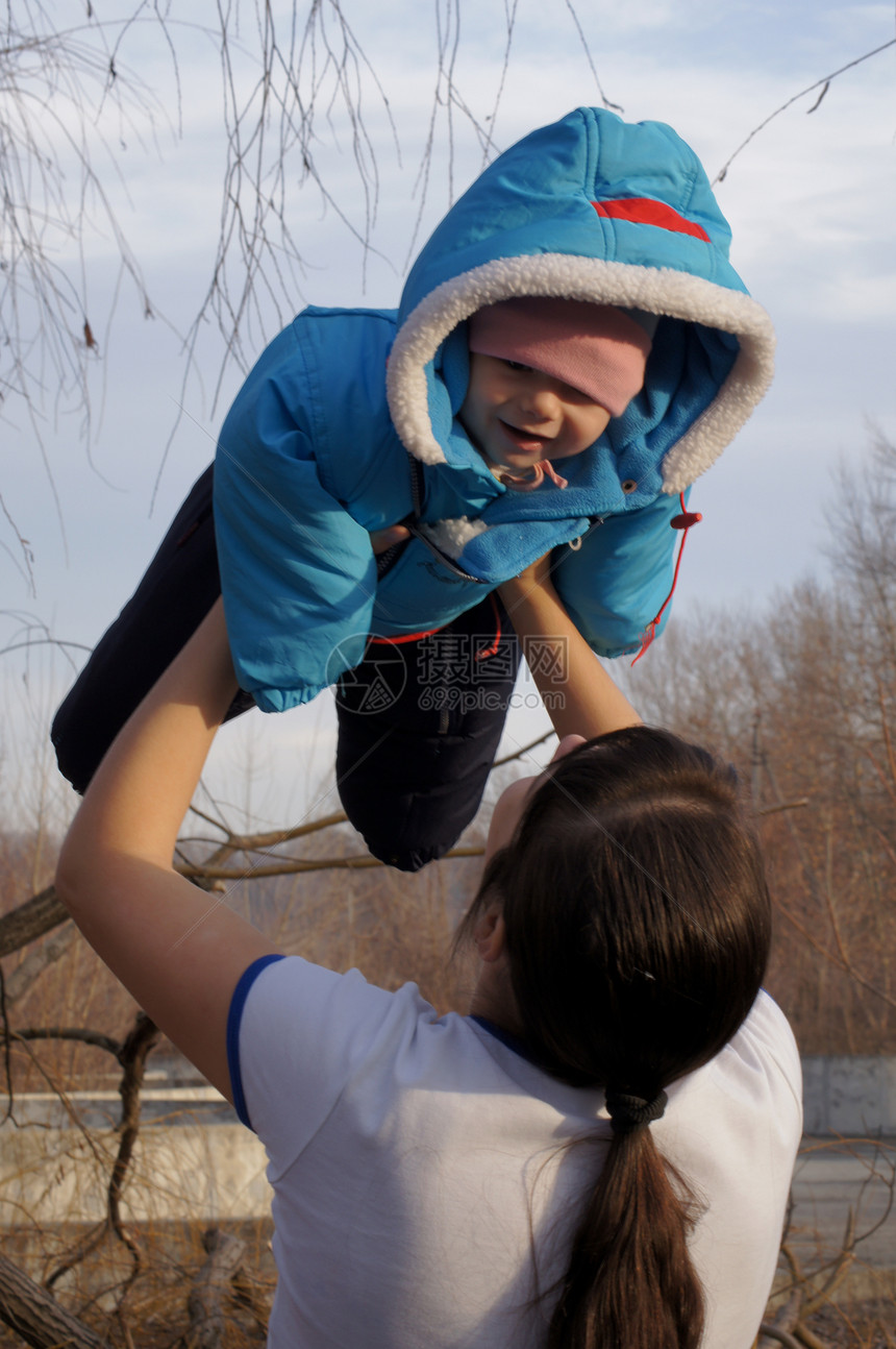 年轻母亲与你的孩子在公园散步童年天空女孩女性眼睛男生父母女士婴儿期微笑图片
