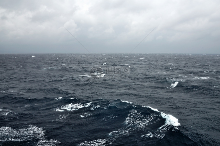 暴风海天空戏剧性波纹暴风雨海岸线波浪海浪海景蓝色下雨图片