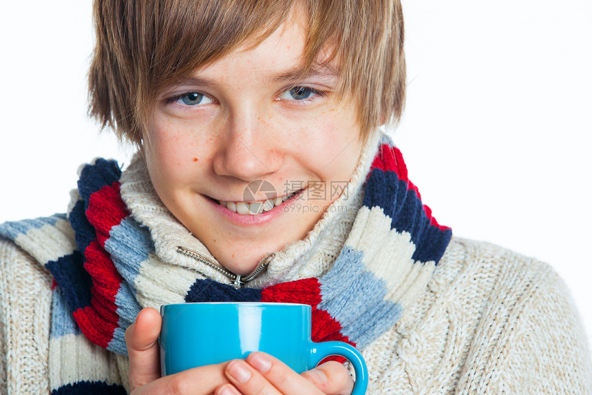 寒冬风格的年轻冷冻少年杯子青少年男人羊毛眼睛男性围巾快乐乐趣咖啡图片