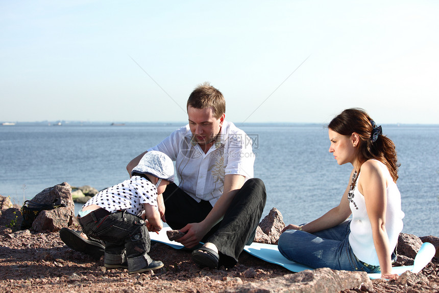 家庭野餐蓝色爸爸成人微笑父亲妈妈乐趣相机父母孩子们图片