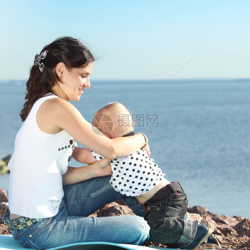 海边野餐幸福母亲黑发男性微笑童年女性儿子孩子乐趣图片