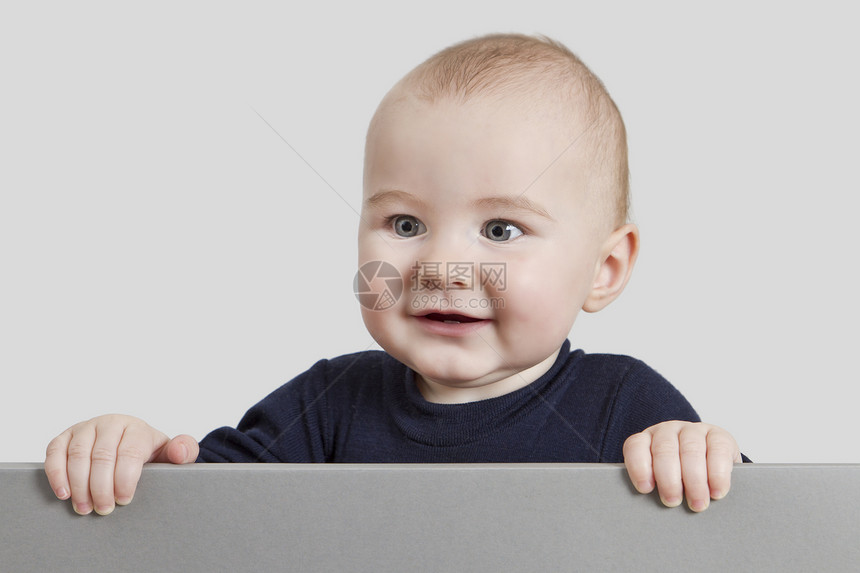 幼儿持有标志牌水平微笑中性儿童展示单身人士陈列柜图片