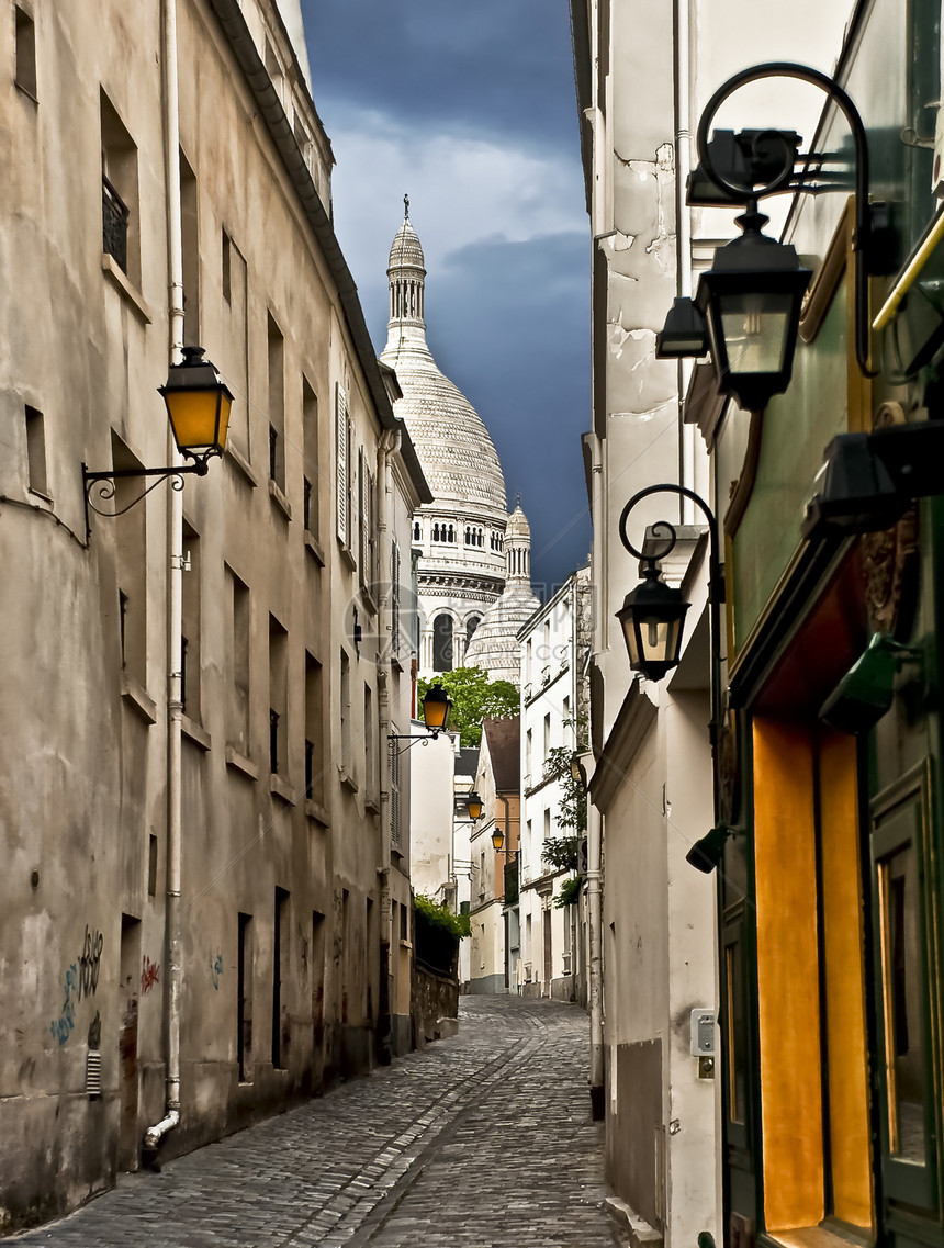 法国巴黎Montmartre附近狭窄街道的浏览情况图片