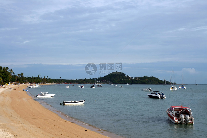 Samui海滩 有高速船和帆船图片