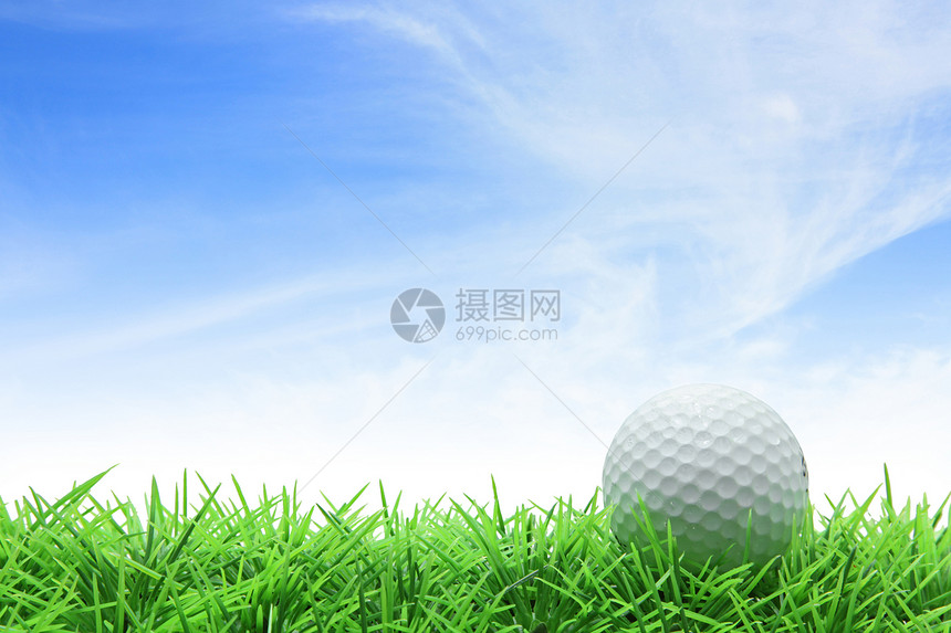蓝天对准绿草上高尔夫球游戏竞争俱乐部天空球座闲暇课程运动植物商业图片