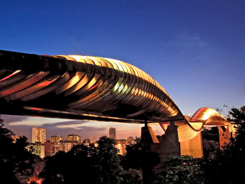 黄昏的新加坡黑森海浪桥图片