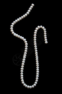 黑天鹅绒上的白珍珠天鹅绒礼物手镯项链宝藏珍珠黑色珠子展示宝石背景图片