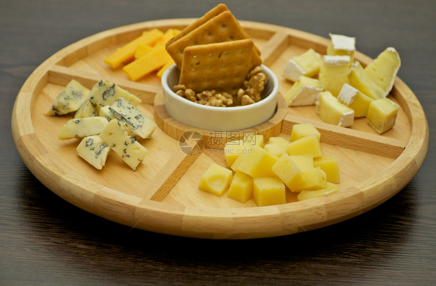 木板上各种种类的奶酪图片