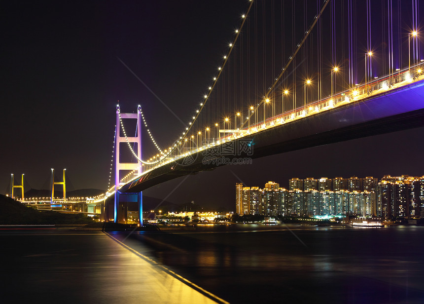 夜里清马桥运动汽车射线建筑天空运输蓝色城市地标旅行图片