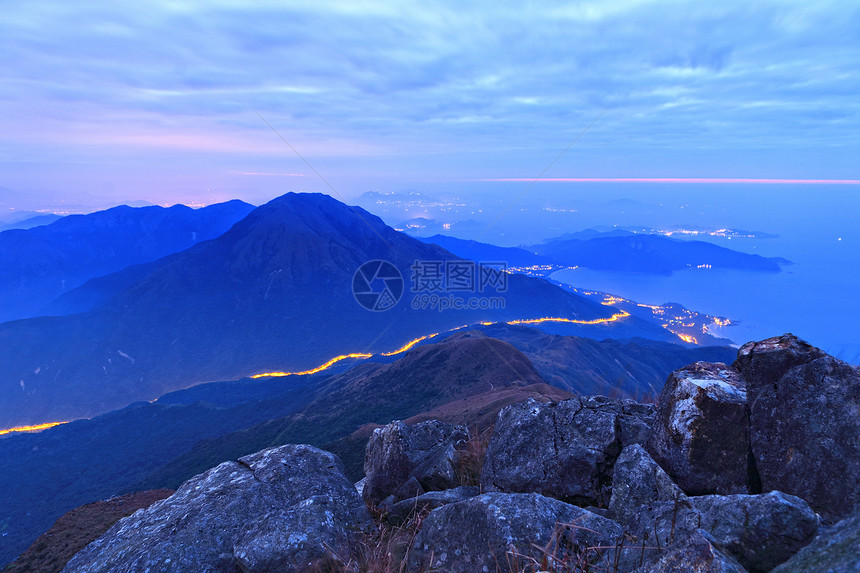 夜间在山上爬坡顶峰全景地形插图绘画城市山脉风景场景图片