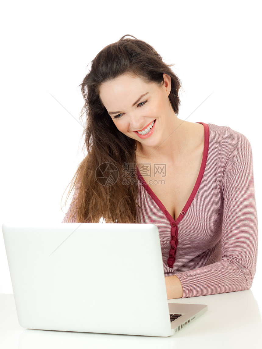 使用笔记本电脑的快乐少女女孩女士黑发女性互联网桌子网络商业学生工作图片