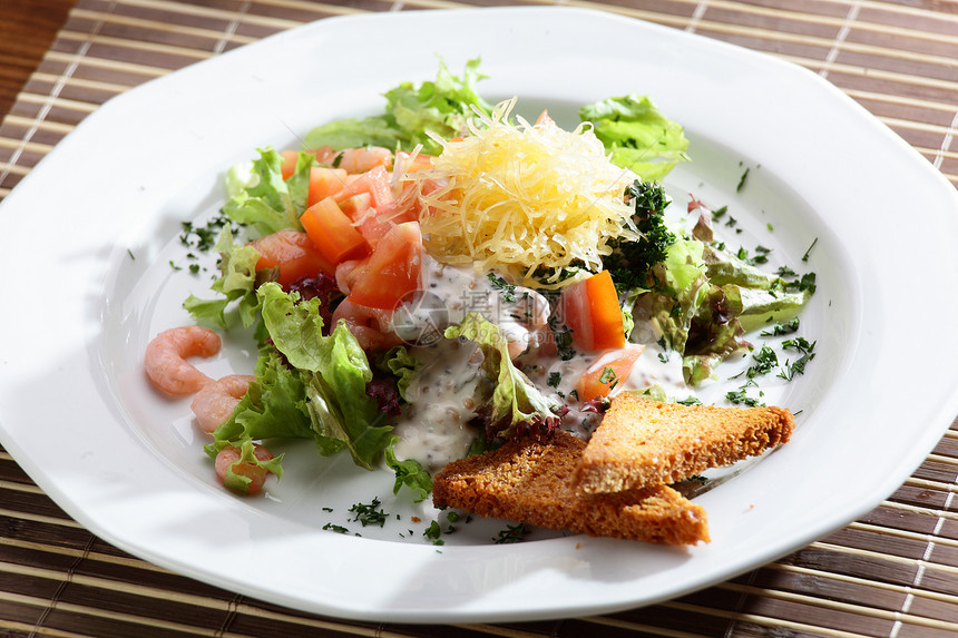 新鲜沙拉玻璃美食桌子午餐食物蔬菜晚餐盘子酱汁餐厅图片