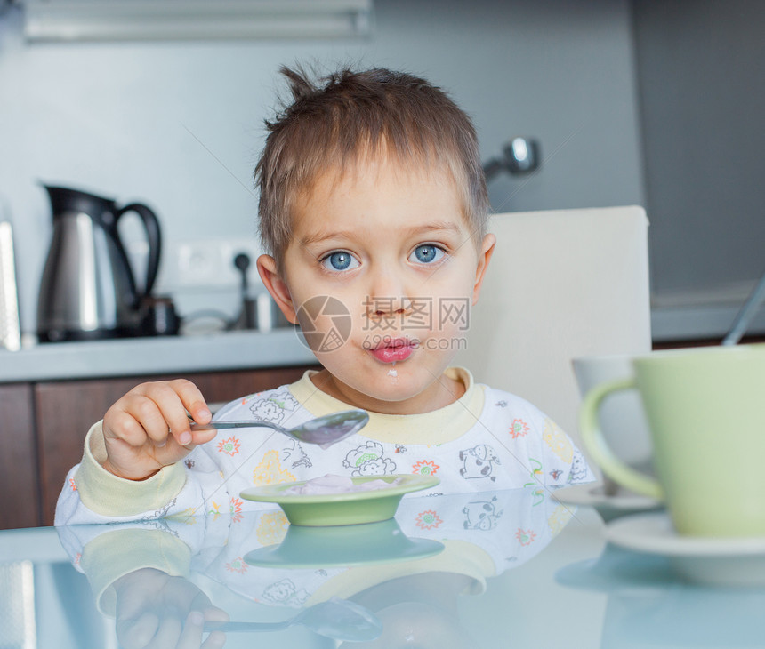 快乐的男孩吃早餐青年玉米孩子营养纤维享受乐趣眼睛谷物牛奶图片