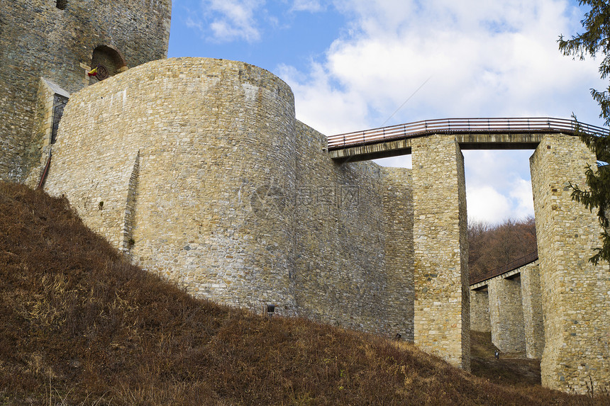东欧古老城堡的废墟旅行石头历史性堡垒历史岩石天空图片