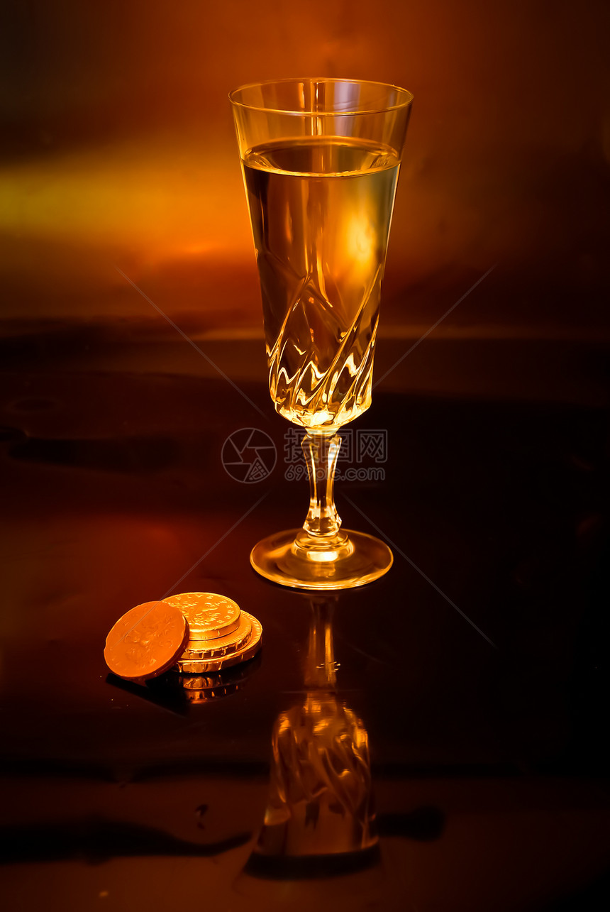 葡萄和巧克力诱惑庆典货币玻璃琥珀色女性化白酒棕色液体硬币图片