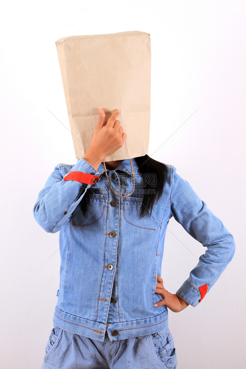 头戴纸袋的女人金发女性商业工作室快乐乐趣女孩棕色幸福消费者图片