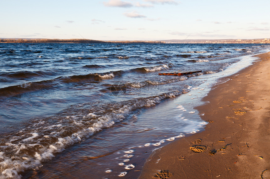 俄罗斯萨马拉伏尔加海滩的脚印海岸线脚步声地平线风景溪流蓝色波浪旅游阳光天空图片