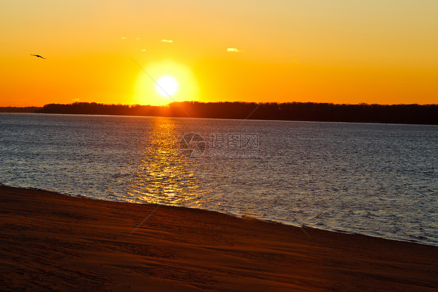 俄罗斯萨马拉伏尔加河的暴君日落天际沉思坡度反射辉光支撑橙子阳光海岸旅游图片