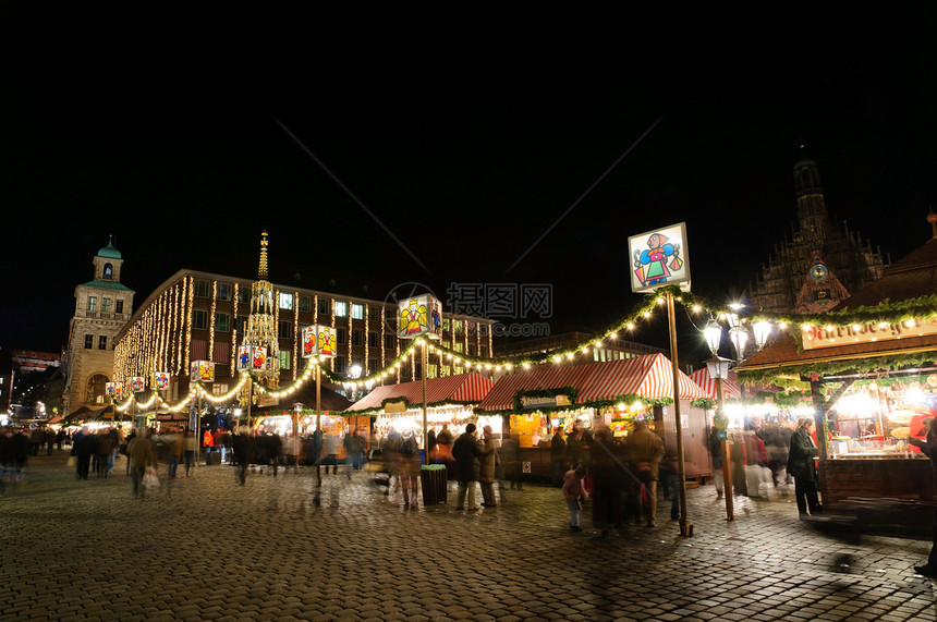 德国纽伦堡圣诞市场建筑地标灯饰街道教会尖塔旅游晴天观光文化遗产图片
