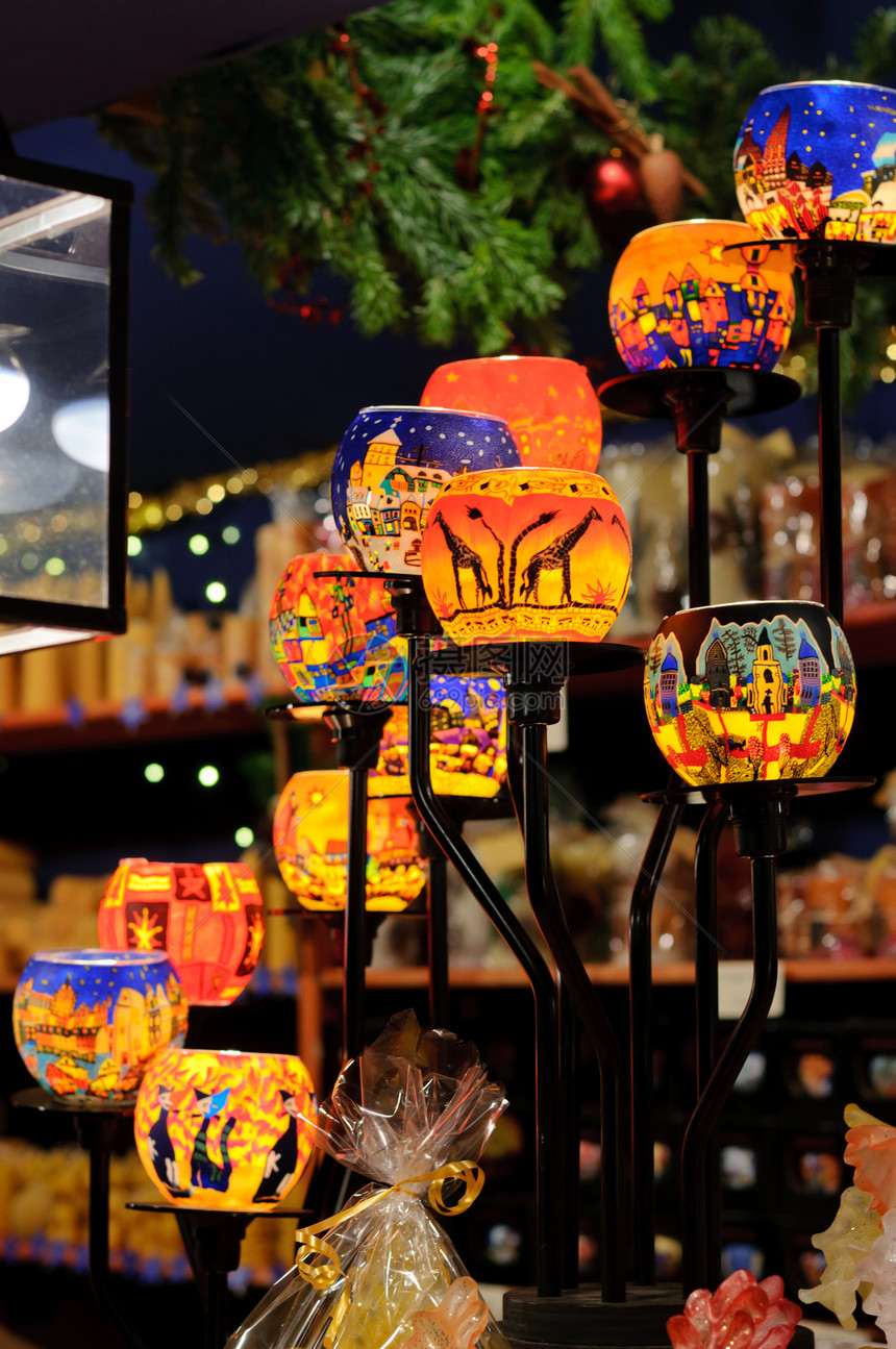 德国纽伦堡的圣诞节市场烛光灯 位于德国纽伦堡蜡烛旅游圣诞市场装饰蜡烛灯游客旅行观光图片