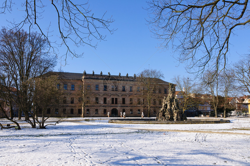 Erlangen 德国冬季晴天公园蓝天大学白色天空花园风景图片