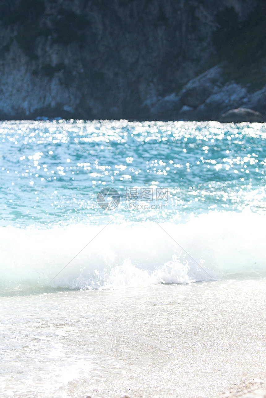 正在崩溃的波浪海岸蓝色拉丁海滩热带太阳晴天天空异国情调图片