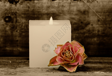 已淡化的玫瑰花木头火焰蜡烛粉色褪色背景图片