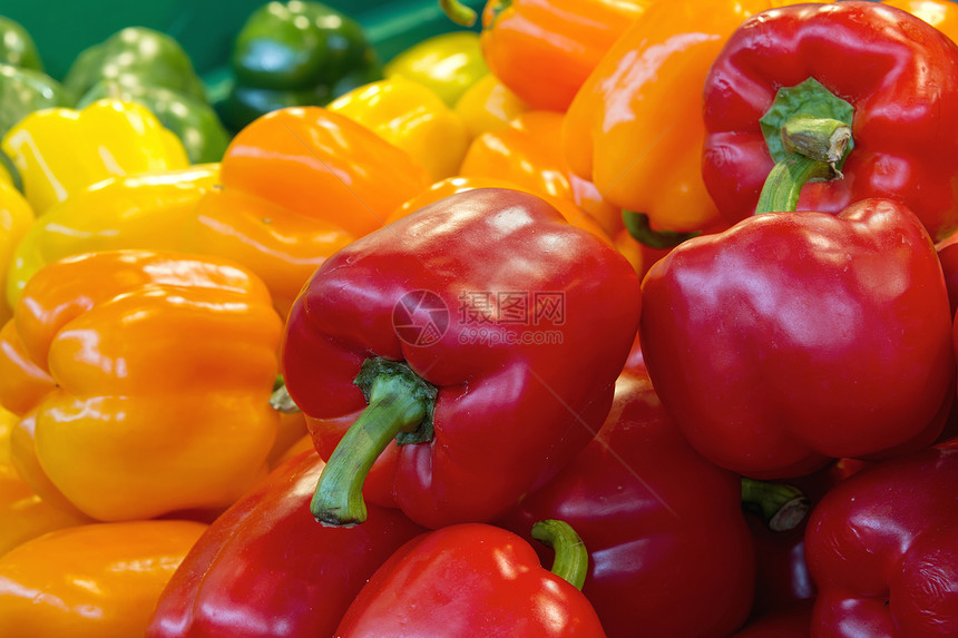 红黄和绿铃辣椒图片